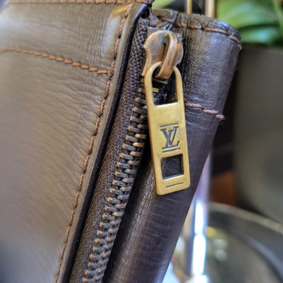 Louis Vuitton Utah Leather Men's Wallet in Dark Brown. - Picture 4 of 16